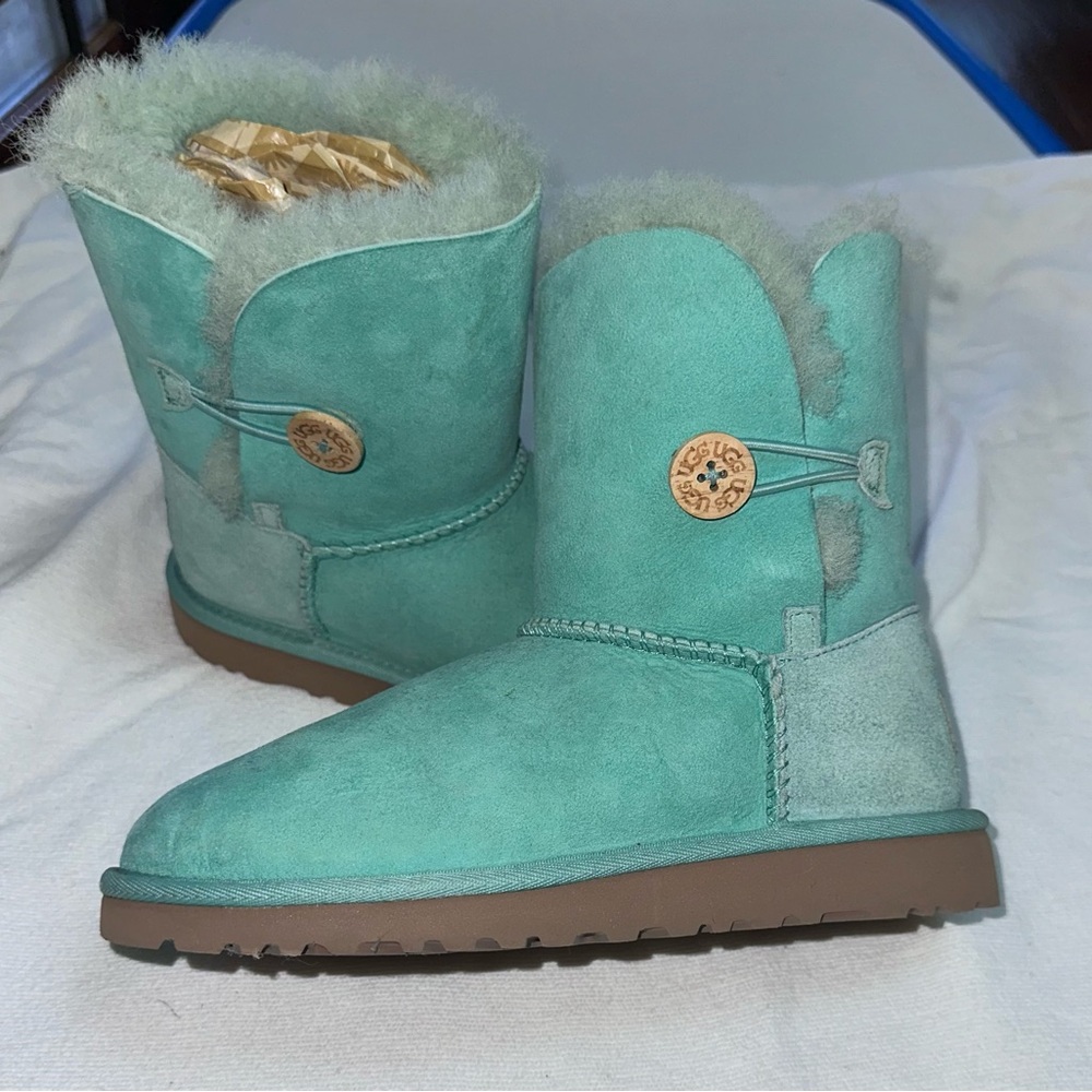 Ugg Mint Short Bailey Button - image 1